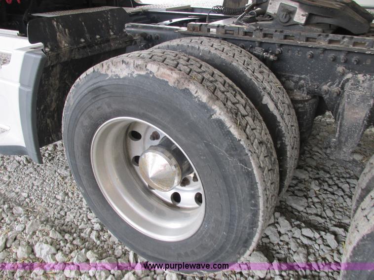 image for item AB9372 2006 Freightliner Columbia semi truck