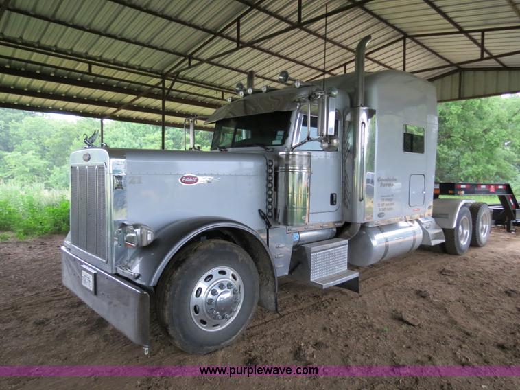 image for item B4770 2006 Peterbilt 379 semi truck