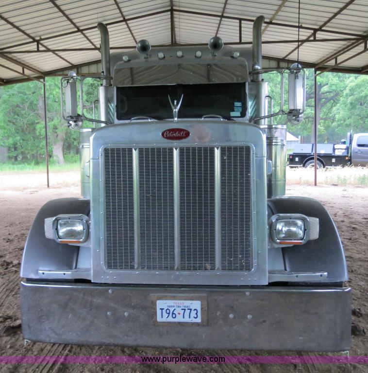 image for item B4770 2006 Peterbilt 379 semi truck