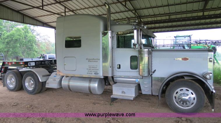 image for item B4770 2006 Peterbilt 379 semi truck