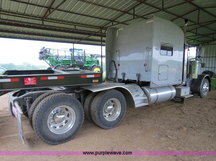 image for item B4770 2006 Peterbilt 379 semi truck