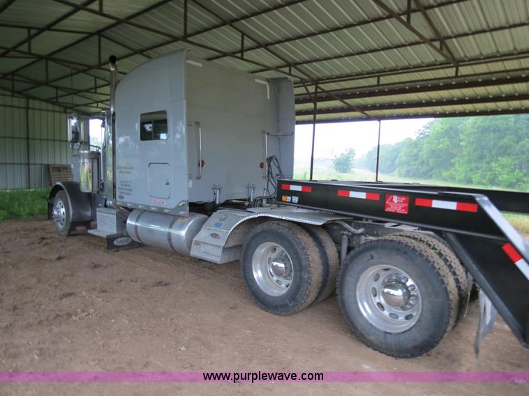 image for item B4770 2006 Peterbilt 379 semi truck