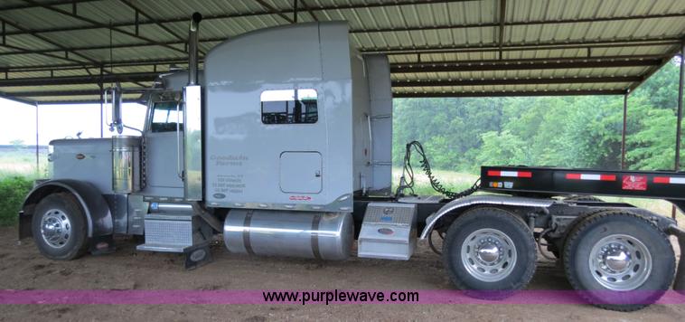 image for item B4770 2006 Peterbilt 379 semi truck