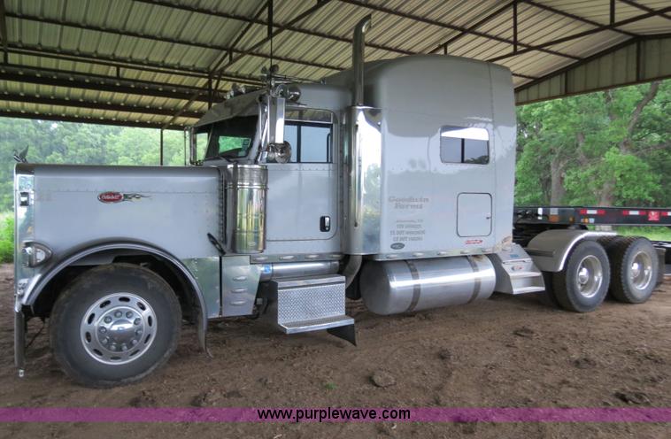 image for item B4770 2006 Peterbilt 379 semi truck