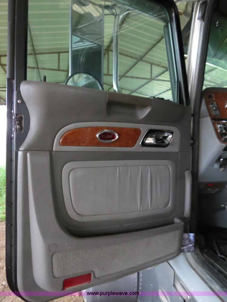 image for item B4770 2006 Peterbilt 379 semi truck