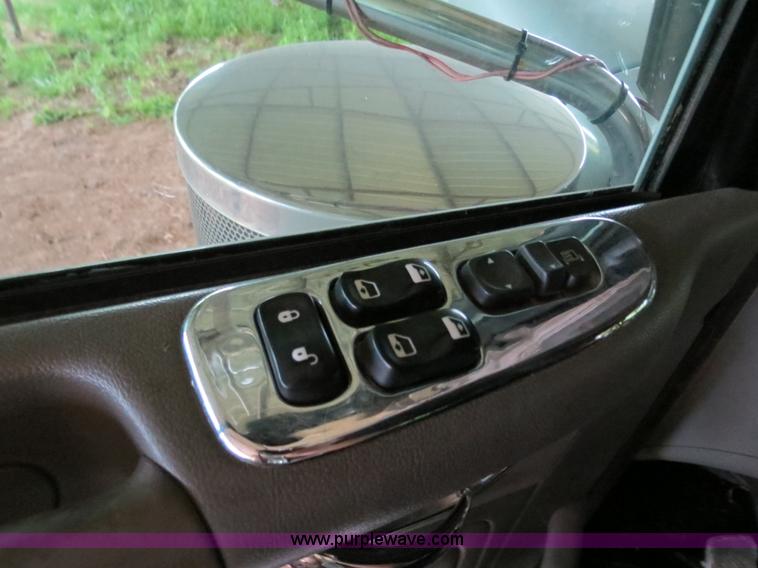 image for item B4770 2006 Peterbilt 379 semi truck