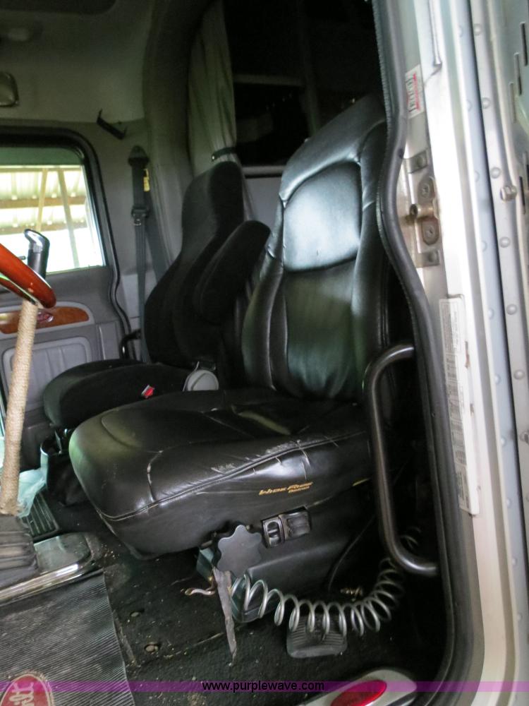 image for item B4770 2006 Peterbilt 379 semi truck