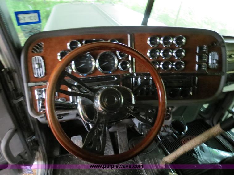 image for item B4770 2006 Peterbilt 379 semi truck