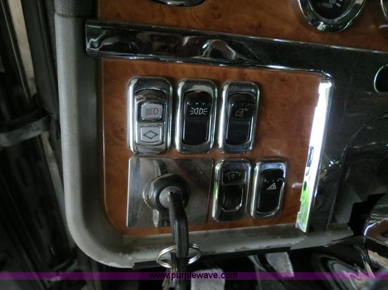 image for item B4770 2006 Peterbilt 379 semi truck