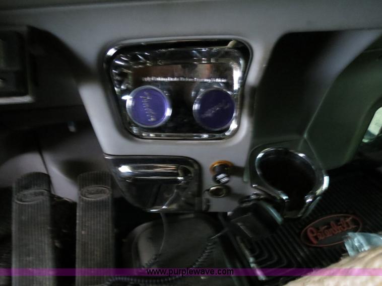 image for item B4770 2006 Peterbilt 379 semi truck