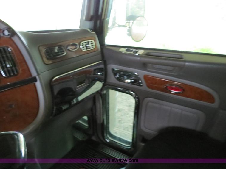 image for item B4770 2006 Peterbilt 379 semi truck