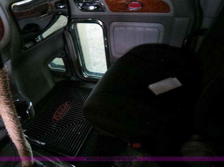 image for item B4770 2006 Peterbilt 379 semi truck