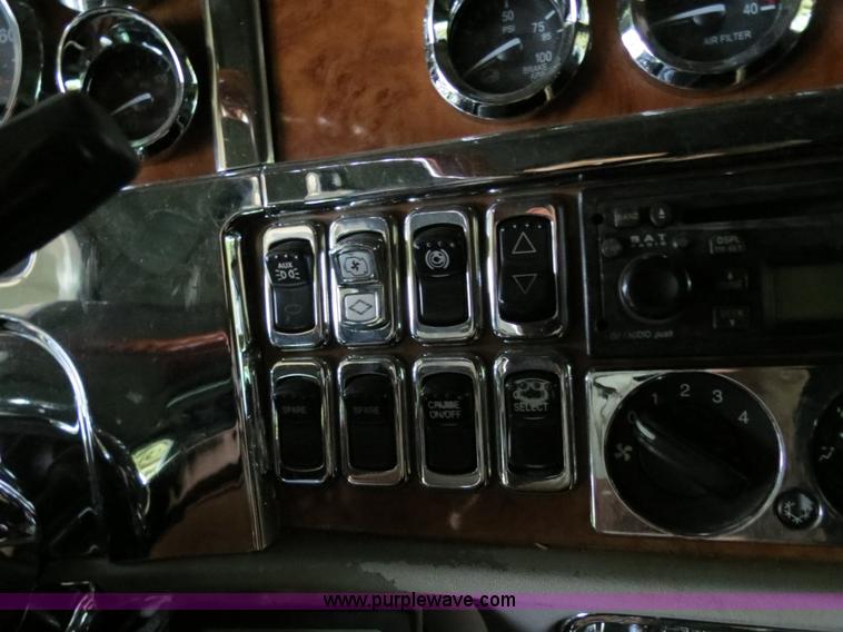 image for item B4770 2006 Peterbilt 379 semi truck