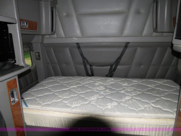 image for item B4770 2006 Peterbilt 379 semi truck