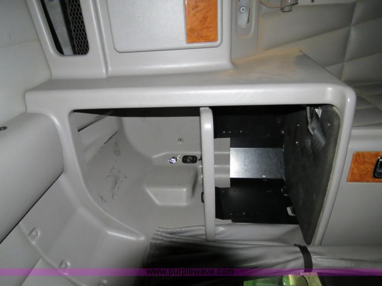 image for item B4770 2006 Peterbilt 379 semi truck