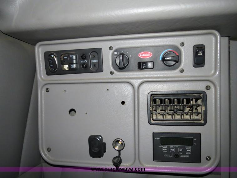 image for item B4770 2006 Peterbilt 379 semi truck