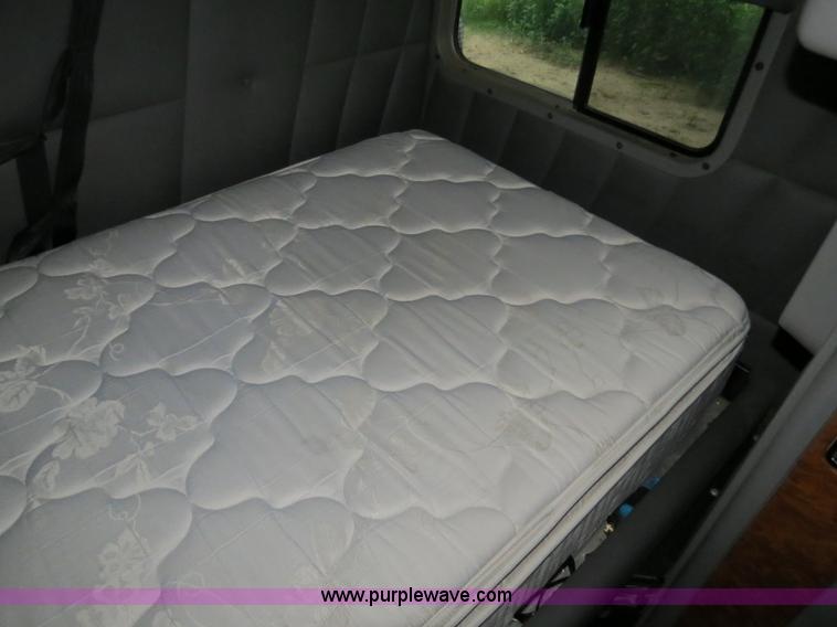 image for item B4770 2006 Peterbilt 379 semi truck