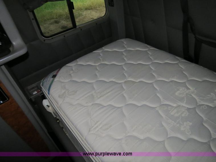 image for item B4770 2006 Peterbilt 379 semi truck