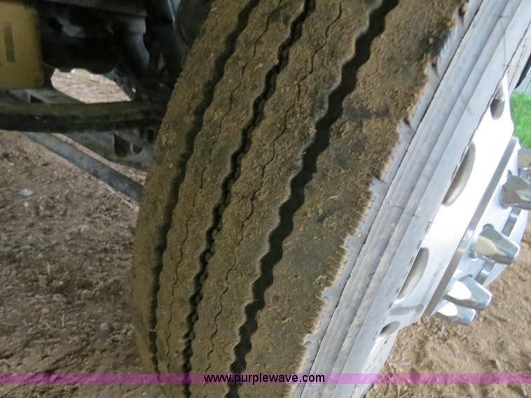 image for item B4770 2006 Peterbilt 379 semi truck