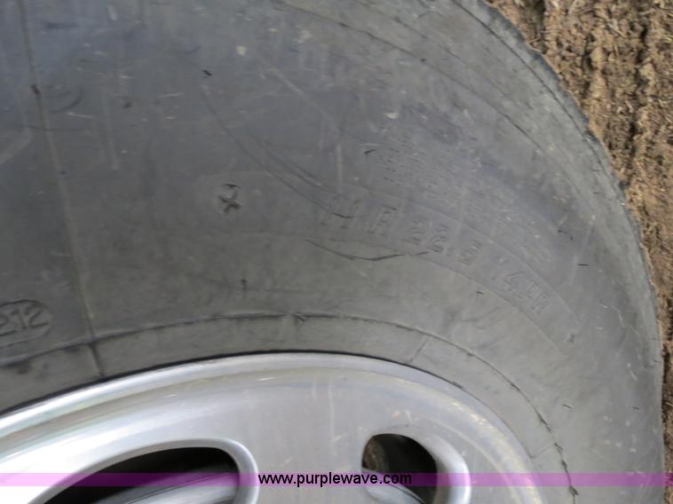 image for item B4770 2006 Peterbilt 379 semi truck