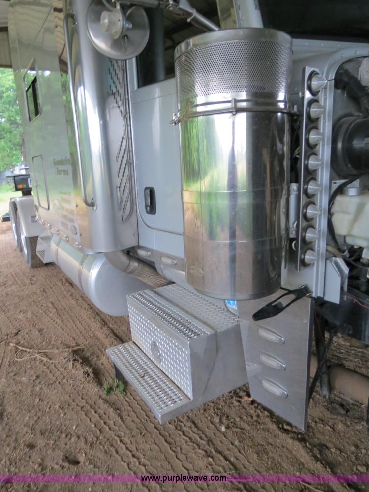 image for item B4770 2006 Peterbilt 379 semi truck