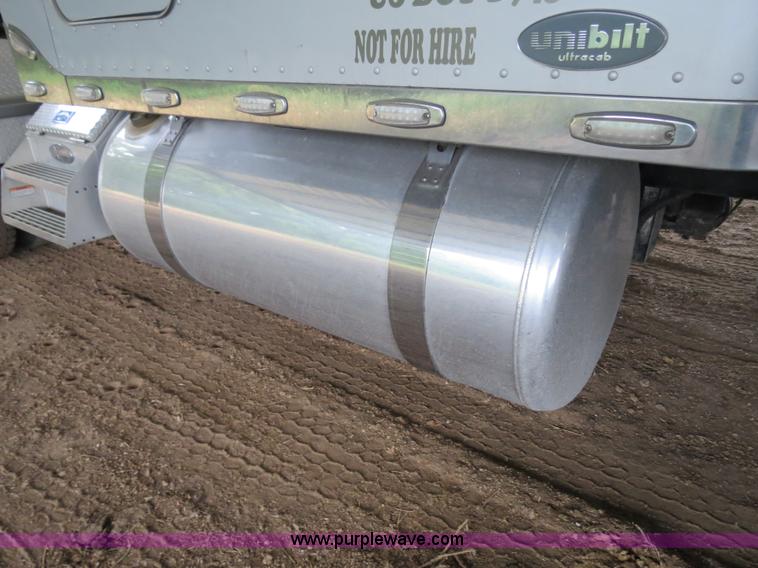 image for item B4770 2006 Peterbilt 379 semi truck