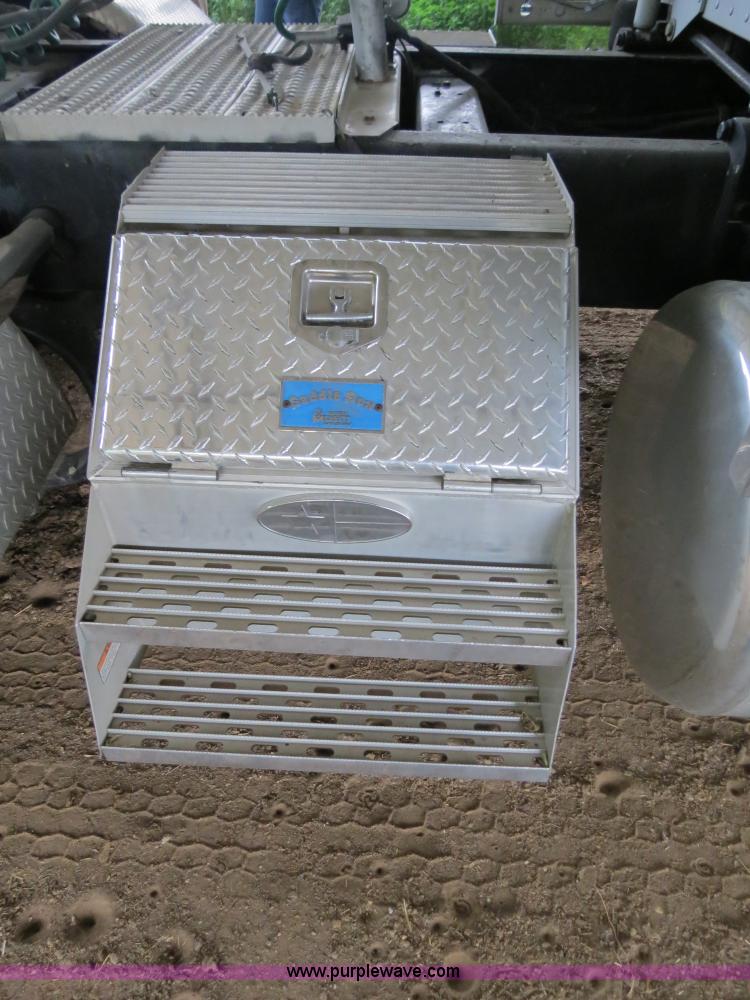 image for item B4770 2006 Peterbilt 379 semi truck