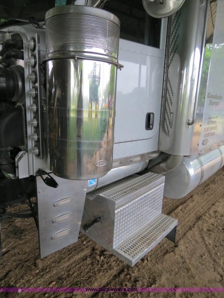 image for item B4770 2006 Peterbilt 379 semi truck