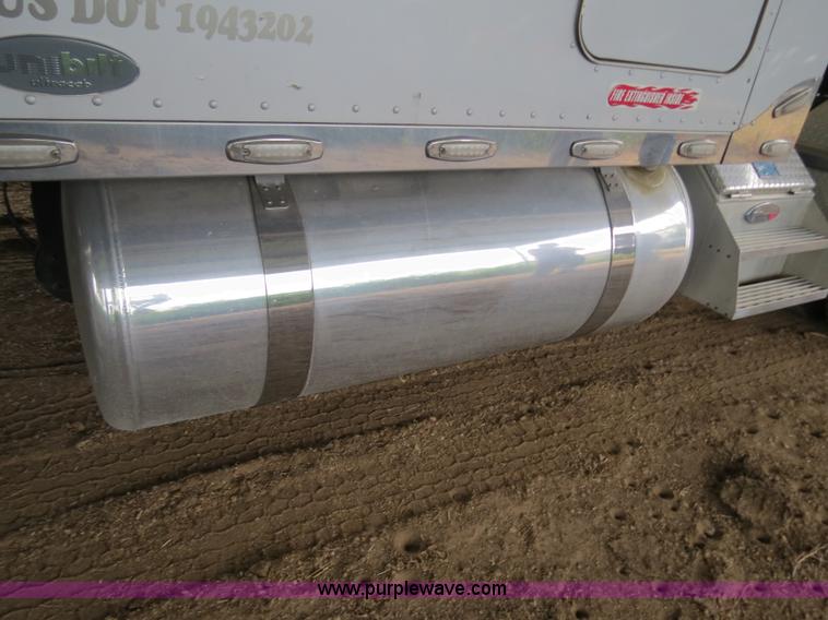 image for item B4770 2006 Peterbilt 379 semi truck