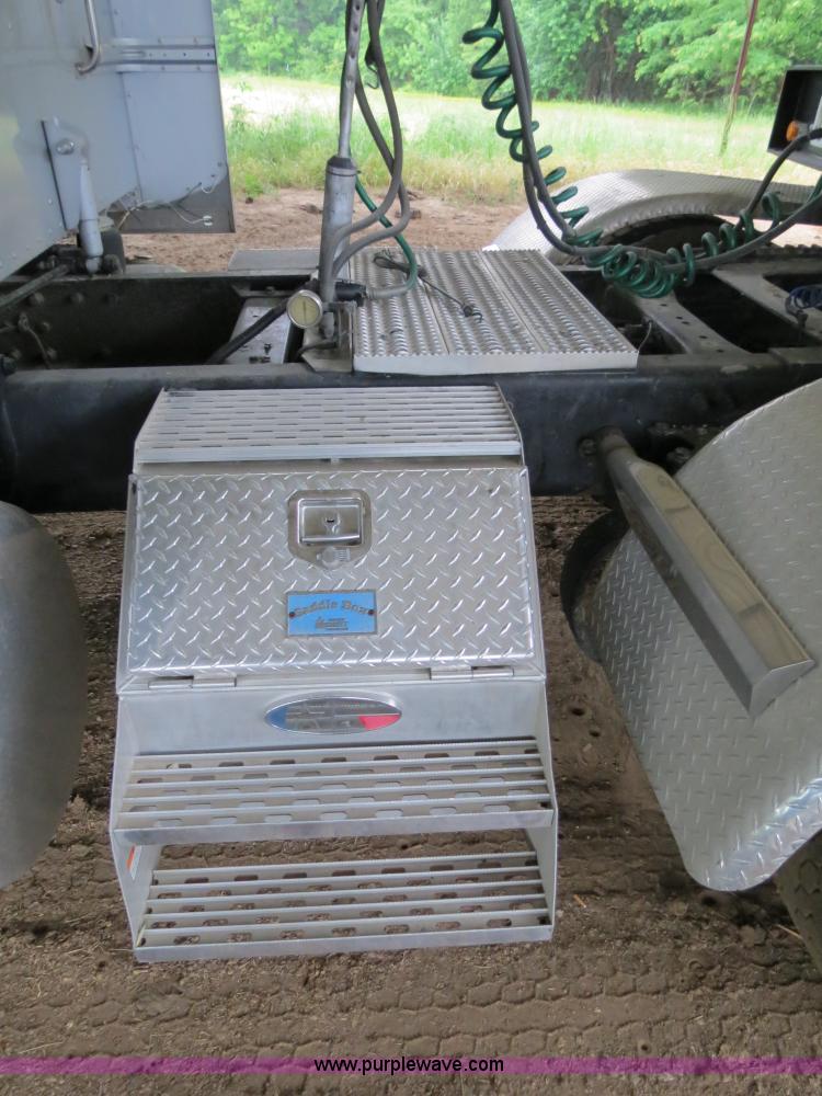 image for item B4770 2006 Peterbilt 379 semi truck