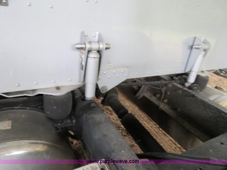 image for item B4770 2006 Peterbilt 379 semi truck