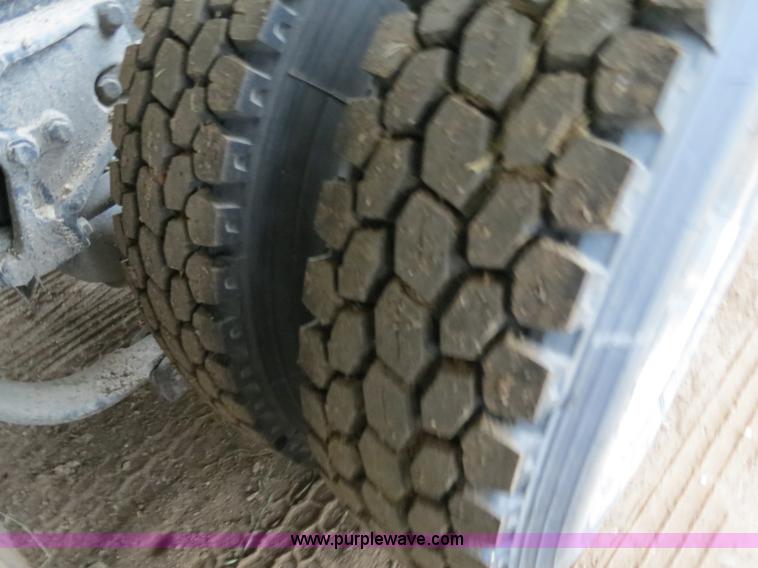 image for item B4770 2006 Peterbilt 379 semi truck