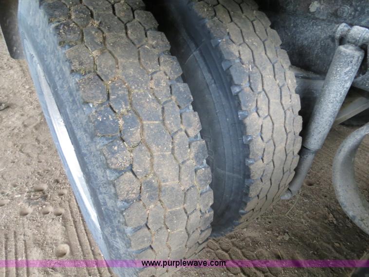 image for item B4770 2006 Peterbilt 379 semi truck