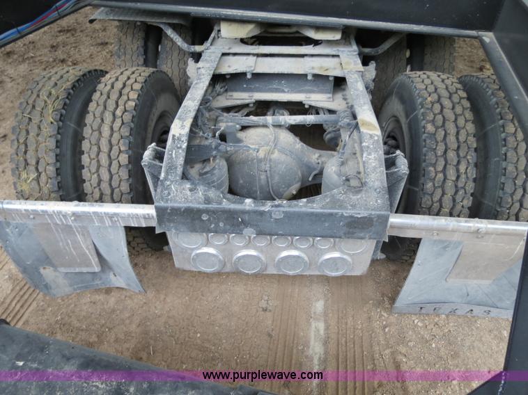 image for item B4770 2006 Peterbilt 379 semi truck