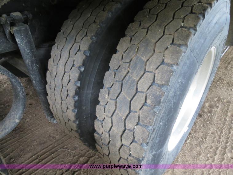 image for item B4770 2006 Peterbilt 379 semi truck