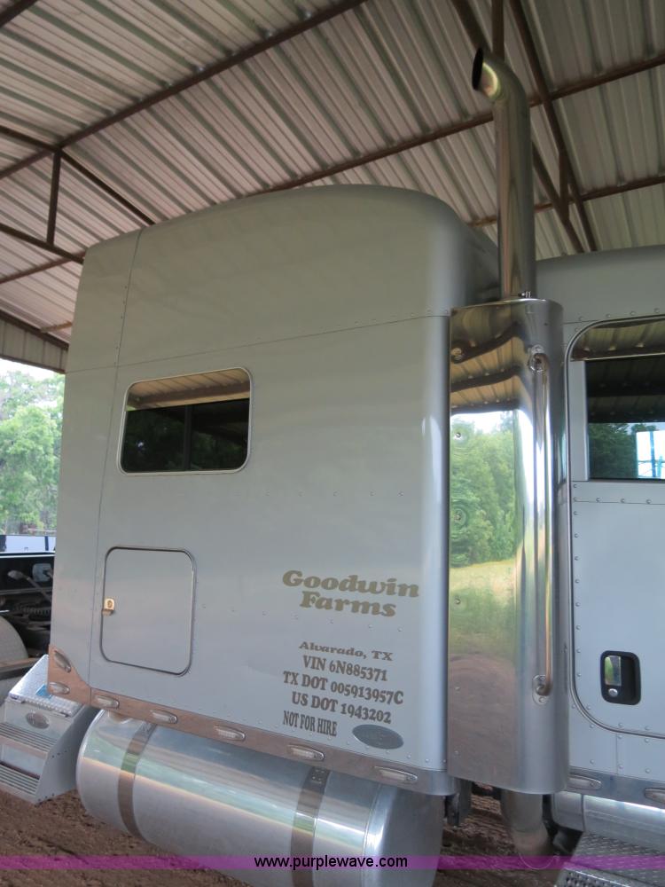 image for item B4770 2006 Peterbilt 379 semi truck