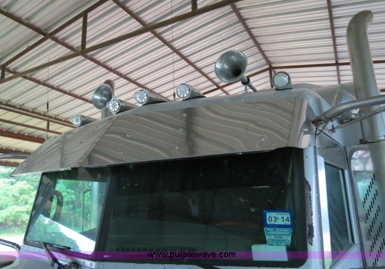 image for item B4770 2006 Peterbilt 379 semi truck