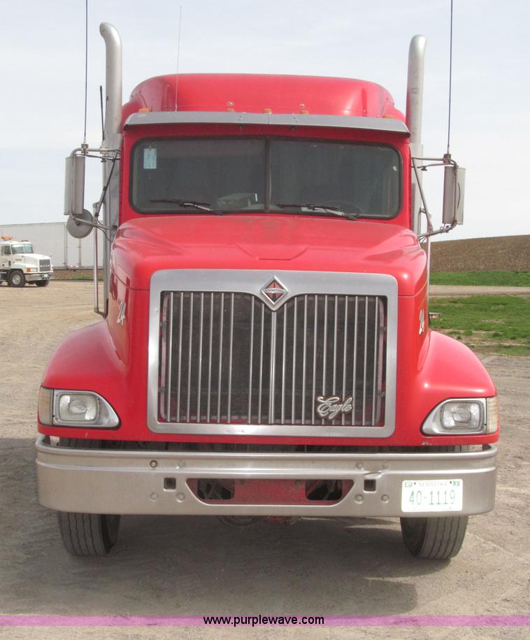 image for item B5486 1997 International 9400 Eagle semi truck