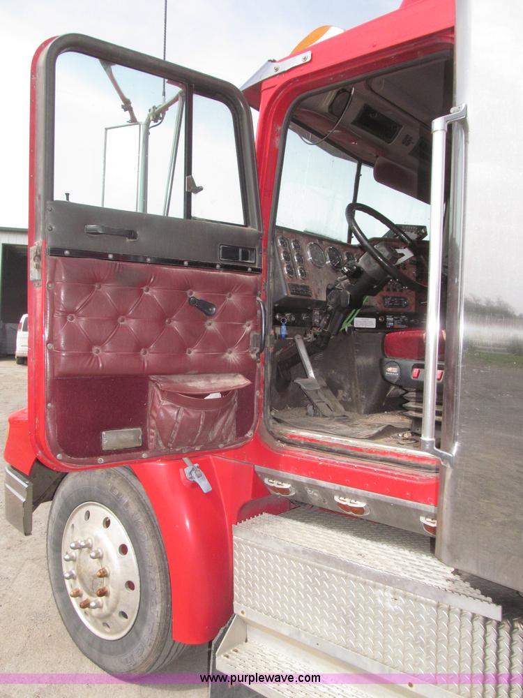image for item B5486 1997 International 9400 Eagle semi truck