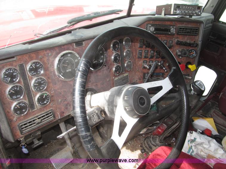 image for item B5486 1997 International 9400 Eagle semi truck