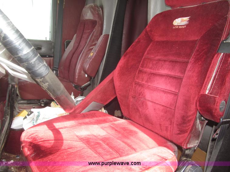 image for item B5486 1997 International 9400 Eagle semi truck