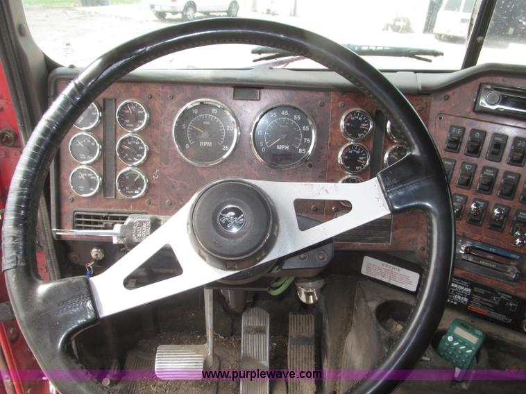 image for item B5486 1997 International 9400 Eagle semi truck