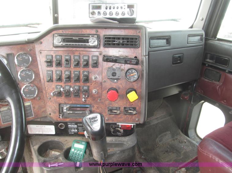 image for item B5486 1997 International 9400 Eagle semi truck