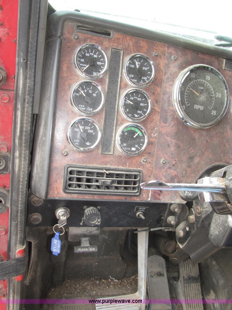 image for item B5486 1997 International 9400 Eagle semi truck