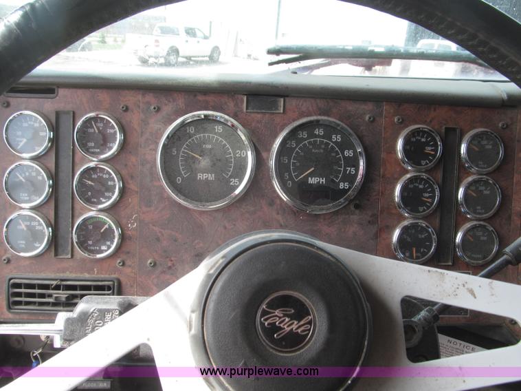 image for item B5486 1997 International 9400 Eagle semi truck