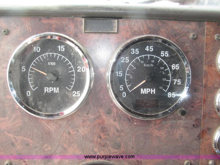 image for item B5486 1997 International 9400 Eagle semi truck