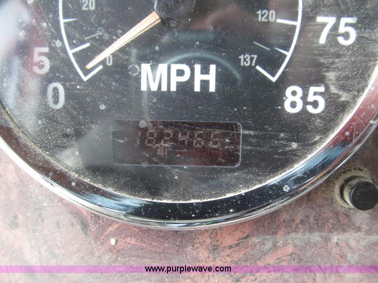 image for item B5486 1997 International 9400 Eagle semi truck