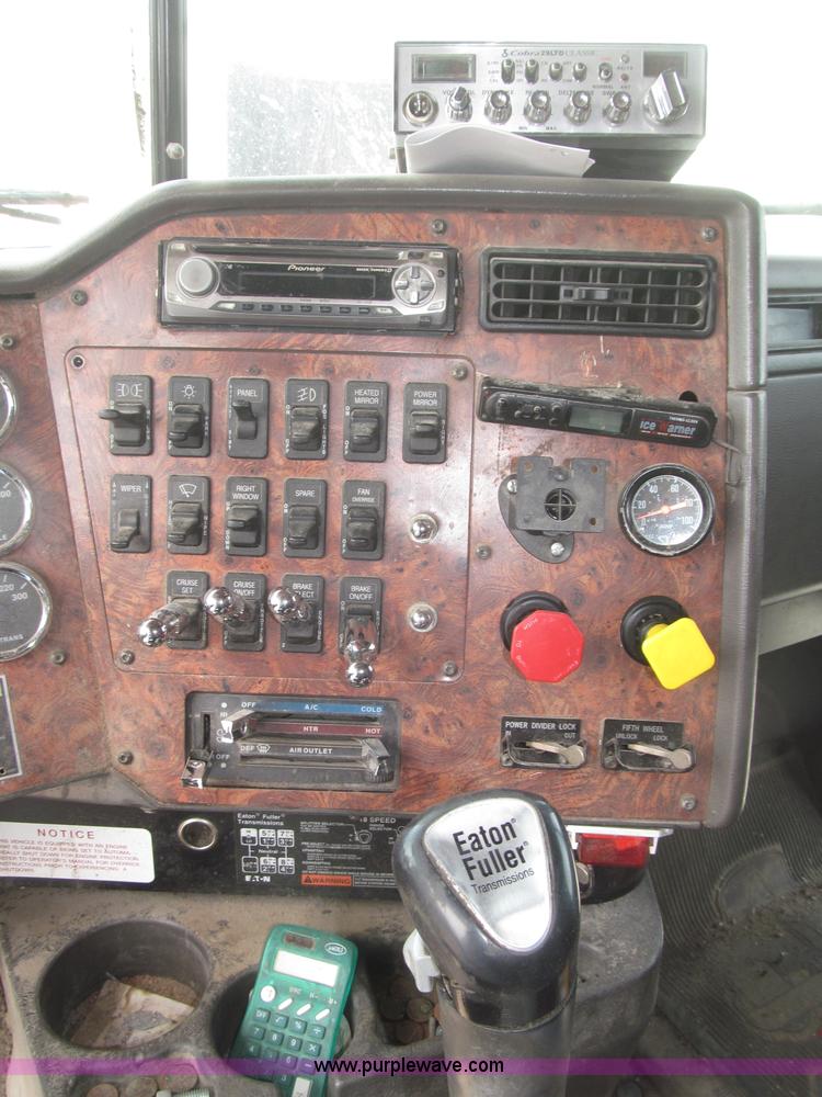 image for item B5486 1997 International 9400 Eagle semi truck