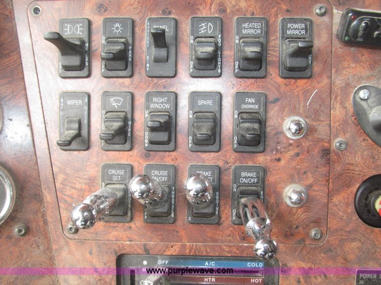 image for item B5486 1997 International 9400 Eagle semi truck