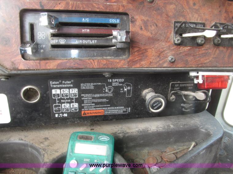 image for item B5486 1997 International 9400 Eagle semi truck